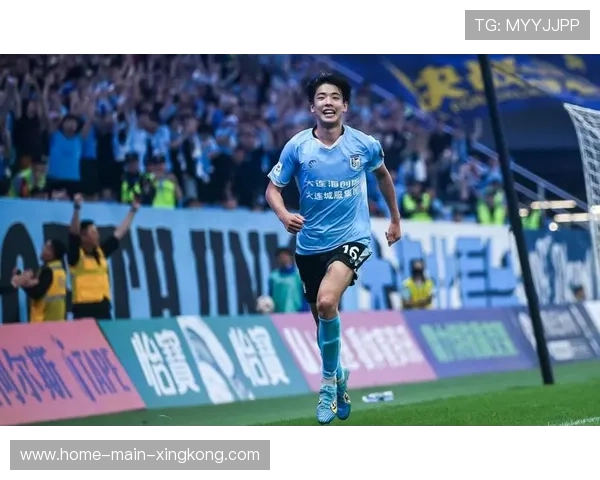 大连英博通过边线突破打开了封锁线